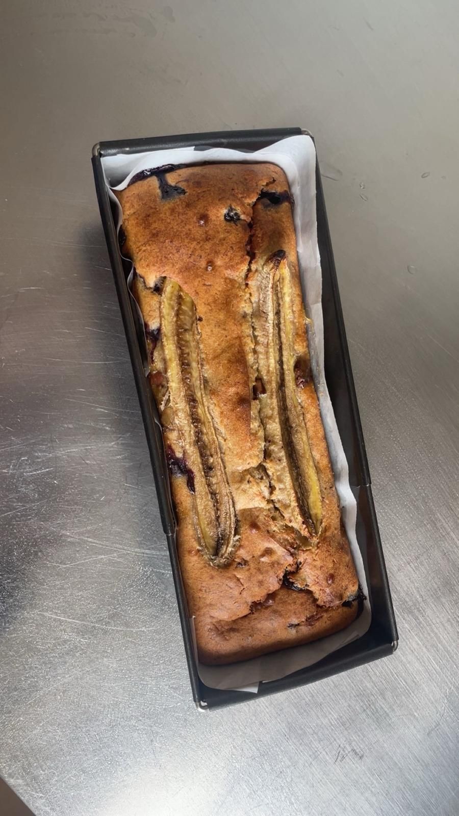Bananen-Brot mit Blaubeeren frisch aus dem Ofen in der Cakeform